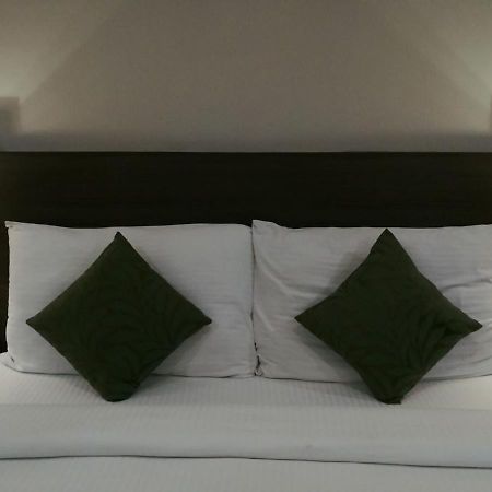Hide Away Suites Noida Kültér fotó