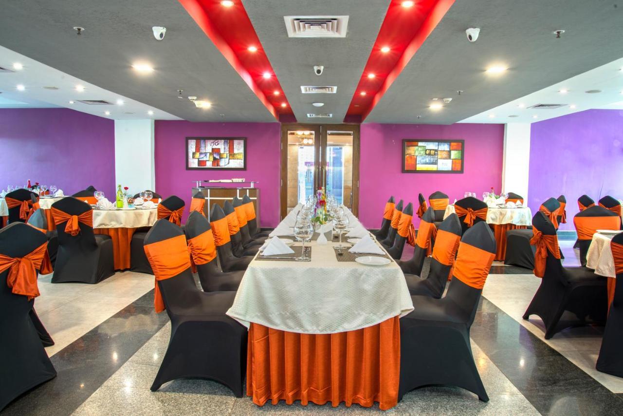 Hide Away Suites Noida Kültér fotó