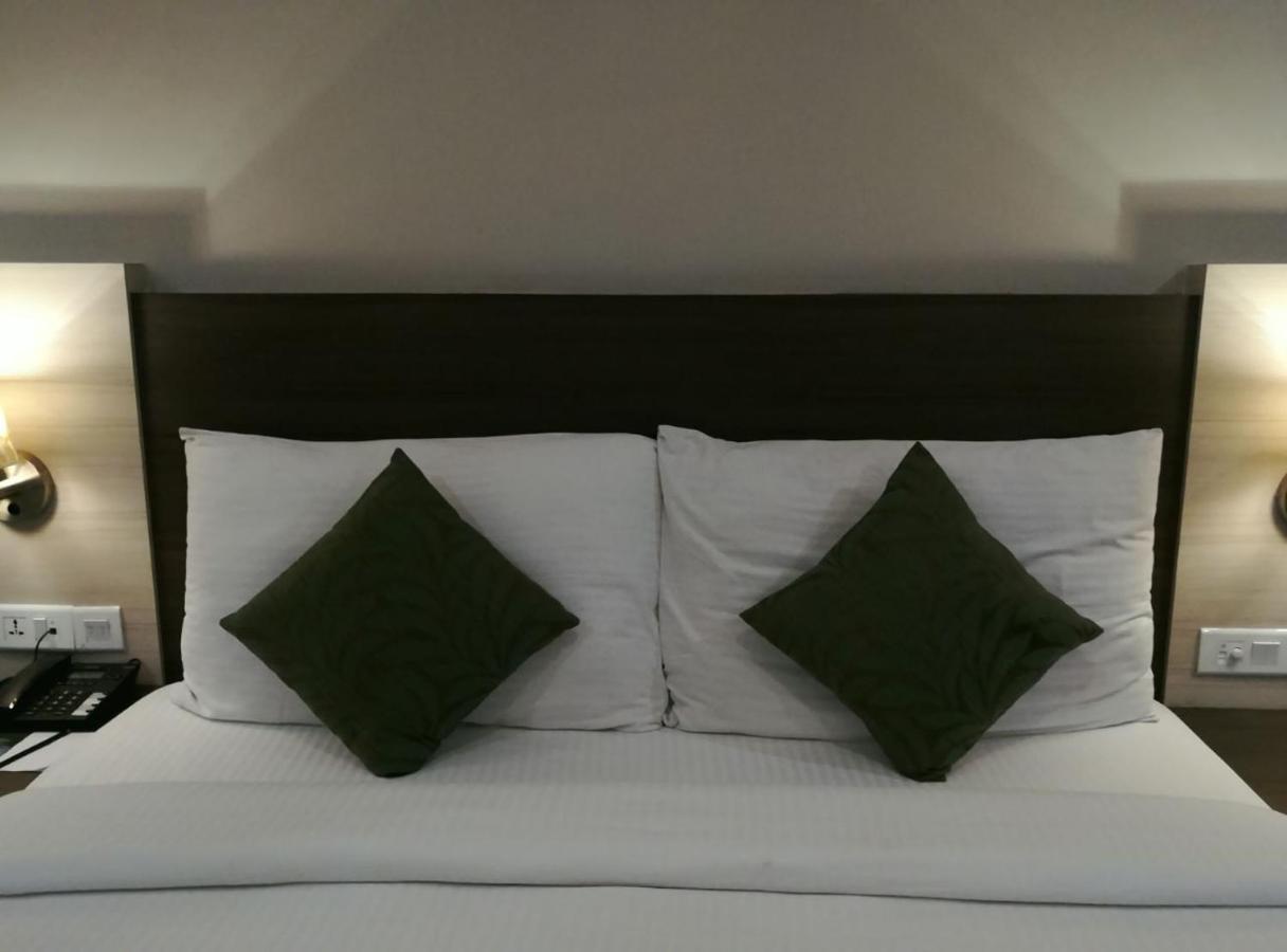 Hide Away Suites Noida Kültér fotó