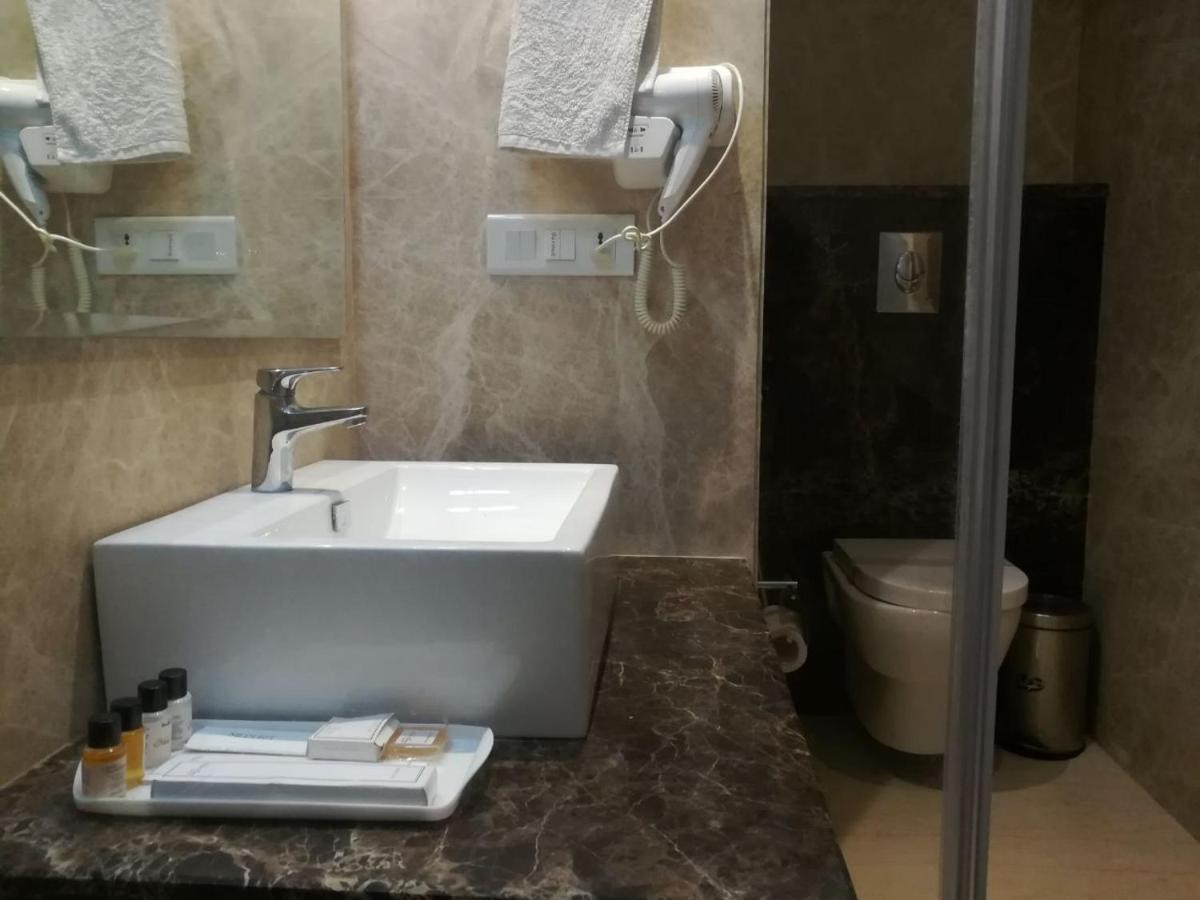 Hide Away Suites Noida Kültér fotó
