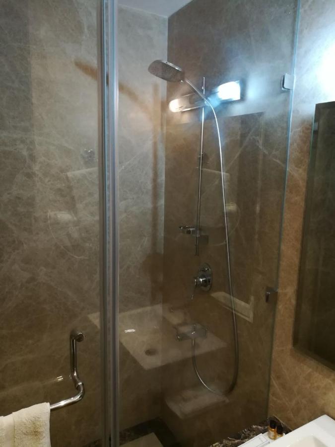 Hide Away Suites Noida Kültér fotó