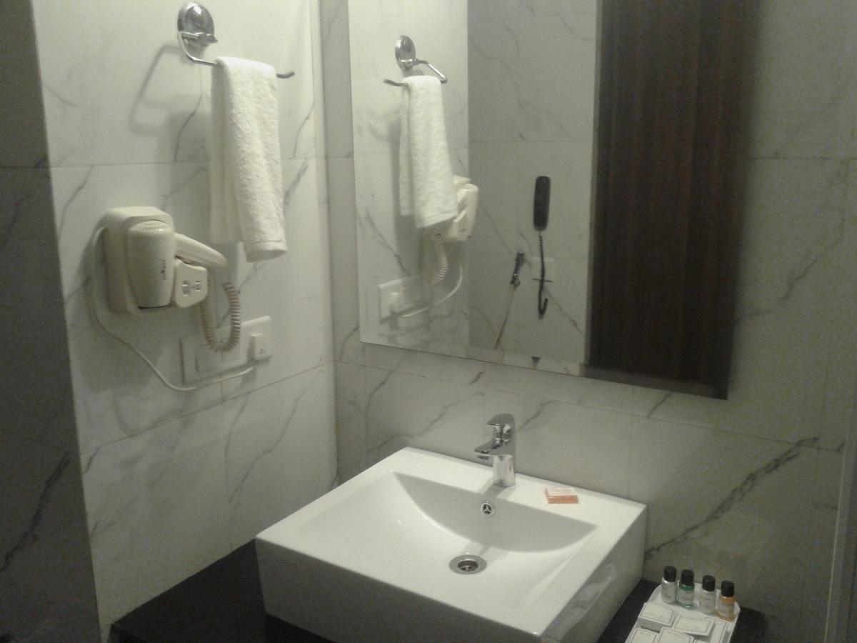 Hide Away Suites Noida Kültér fotó