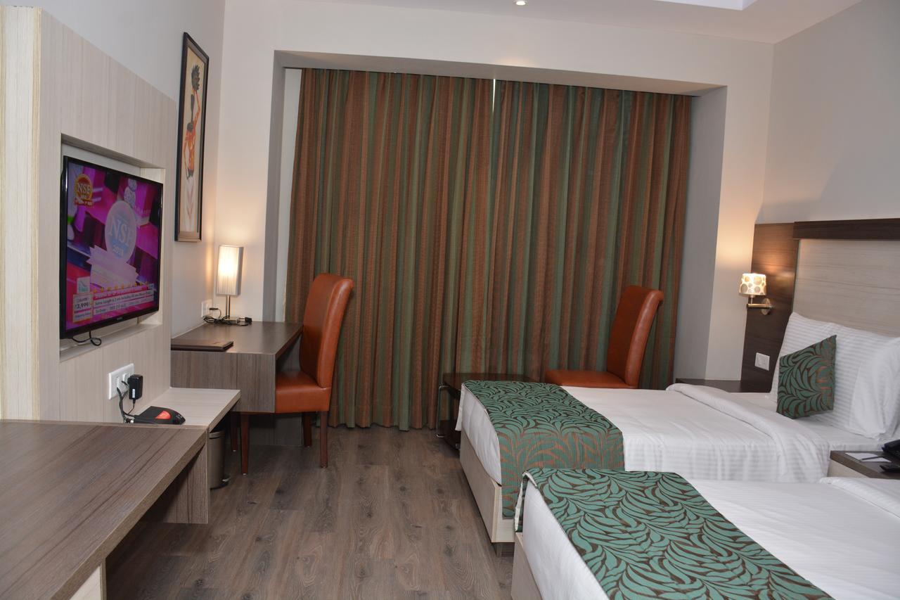 Hide Away Suites Noida Kültér fotó