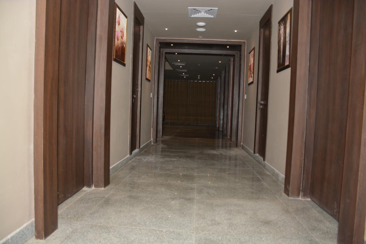 Hide Away Suites Noida Kültér fotó