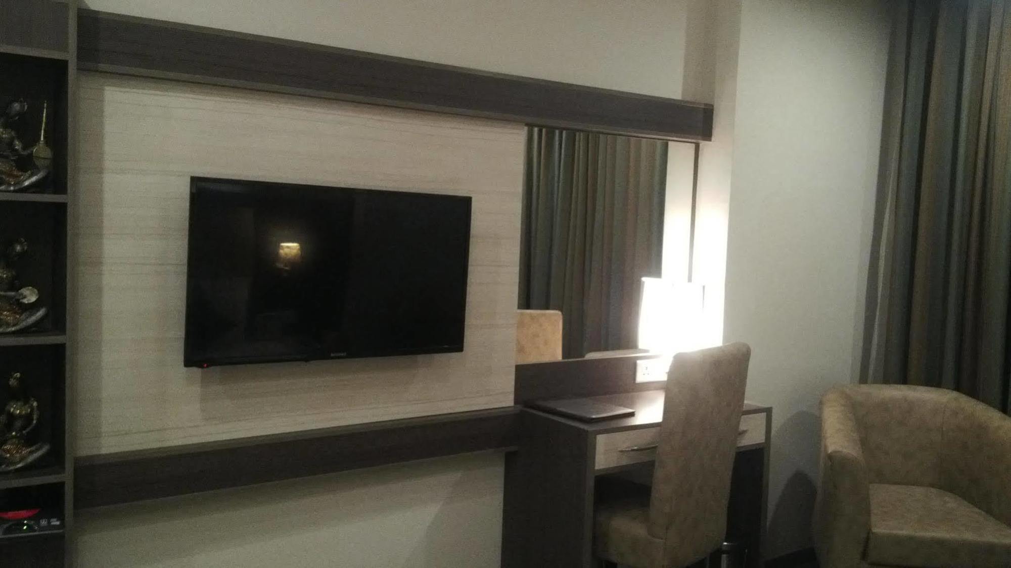 Hide Away Suites Noida Kültér fotó