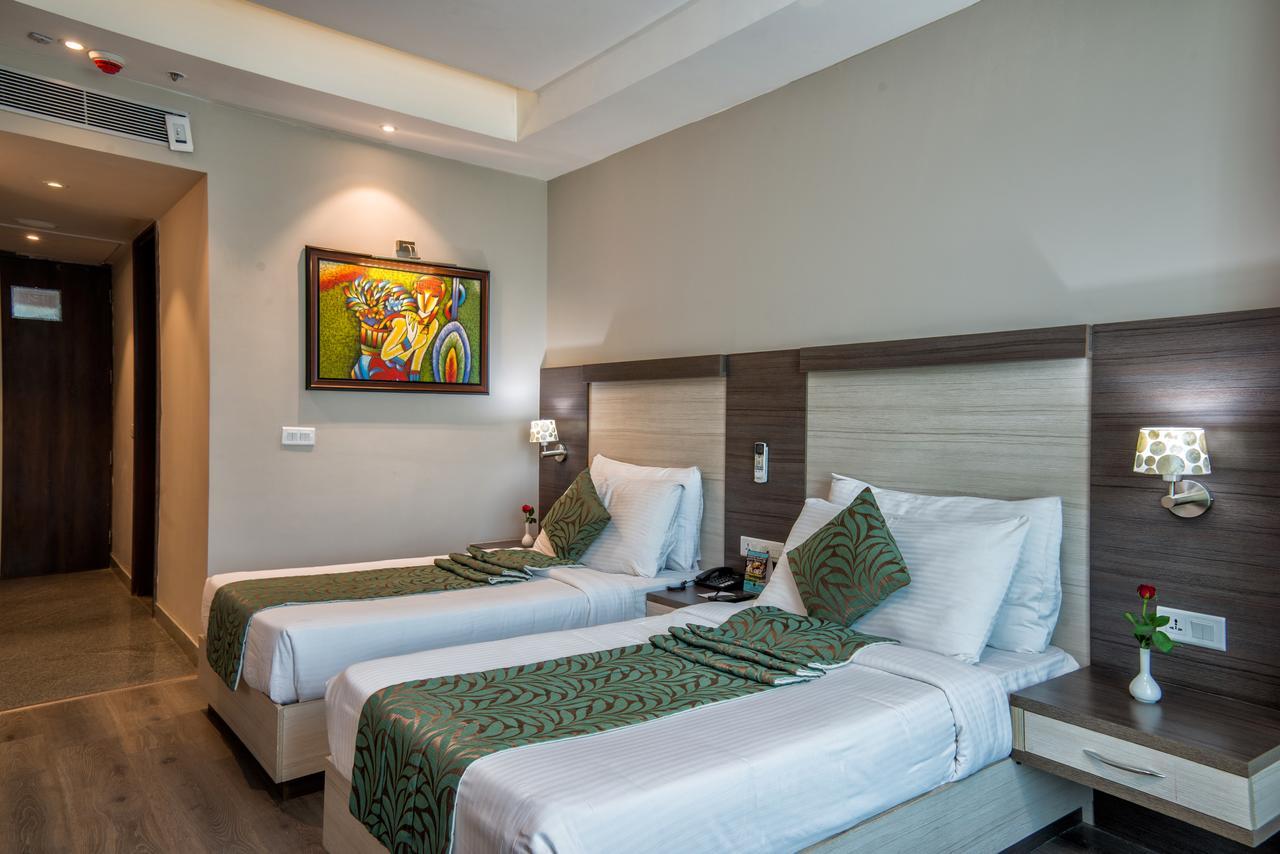 Hide Away Suites Noida Kültér fotó