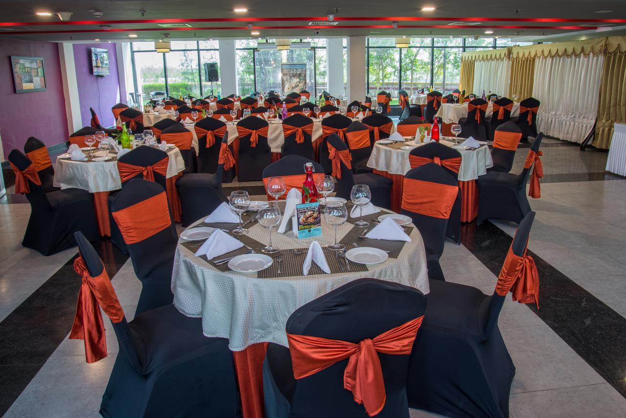 Hide Away Suites Noida Kültér fotó