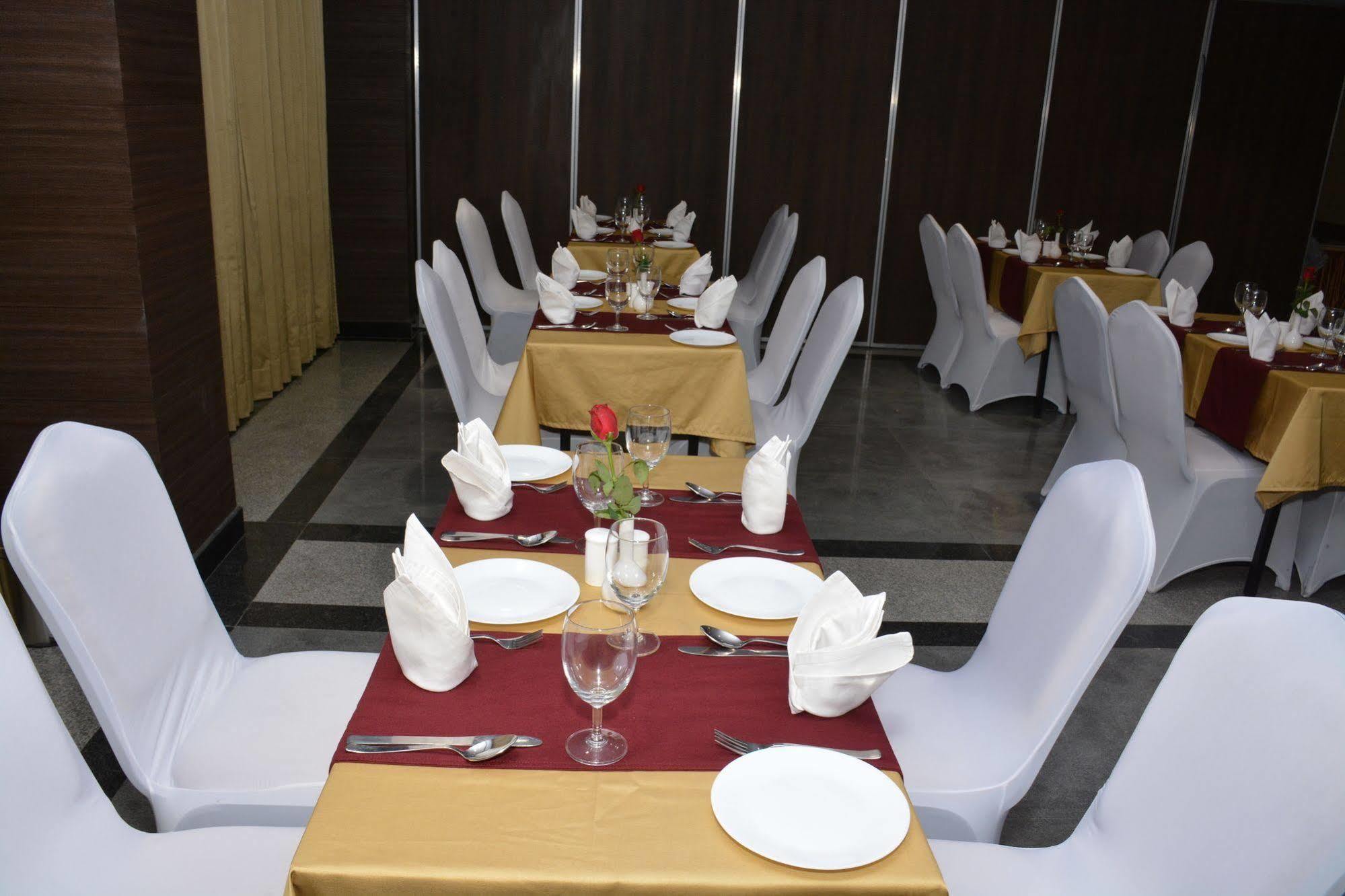 Hide Away Suites Noida Kültér fotó