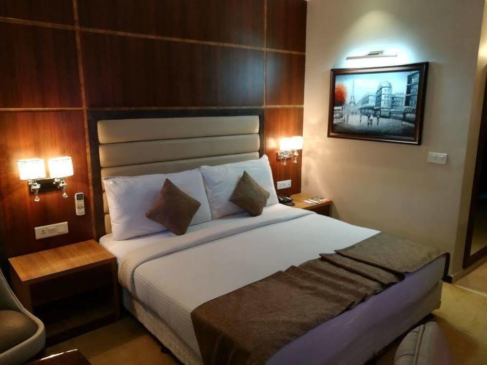 Hide Away Suites Noida Kültér fotó