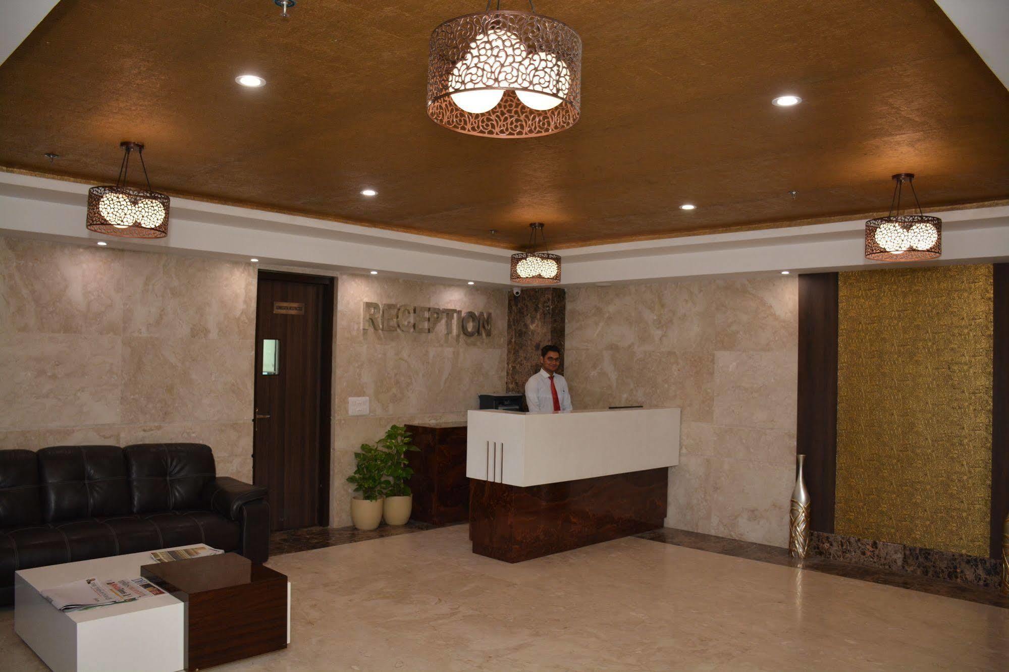 Hide Away Suites Noida Kültér fotó