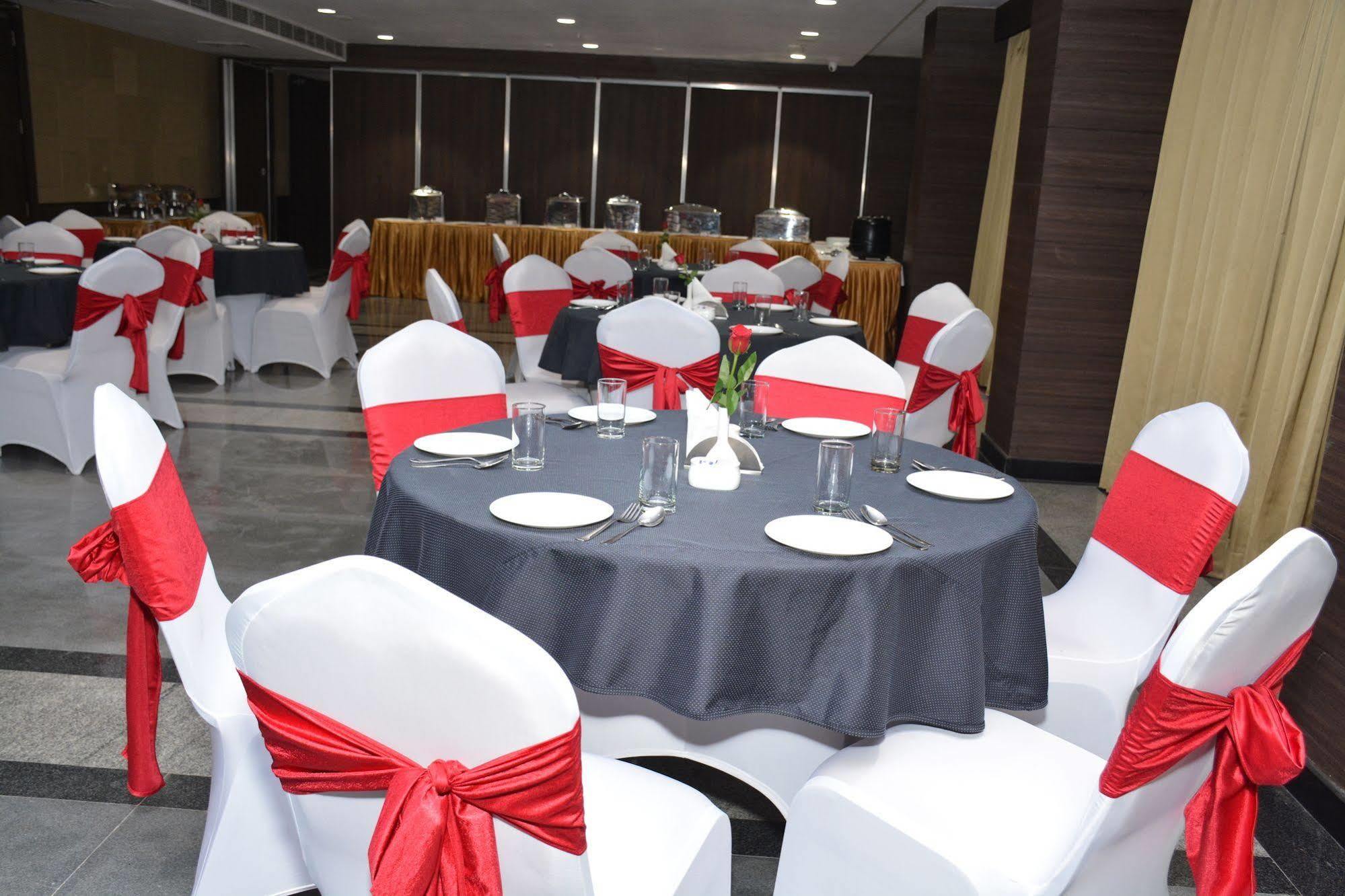 Hide Away Suites Noida Kültér fotó