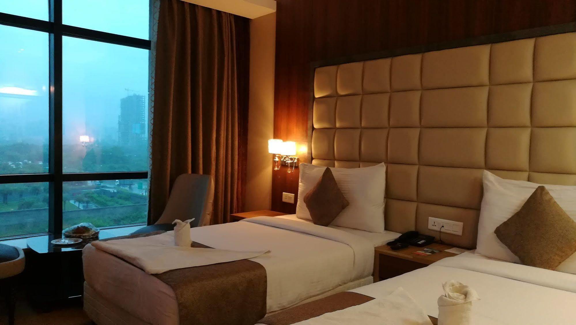 Hide Away Suites Noida Kültér fotó