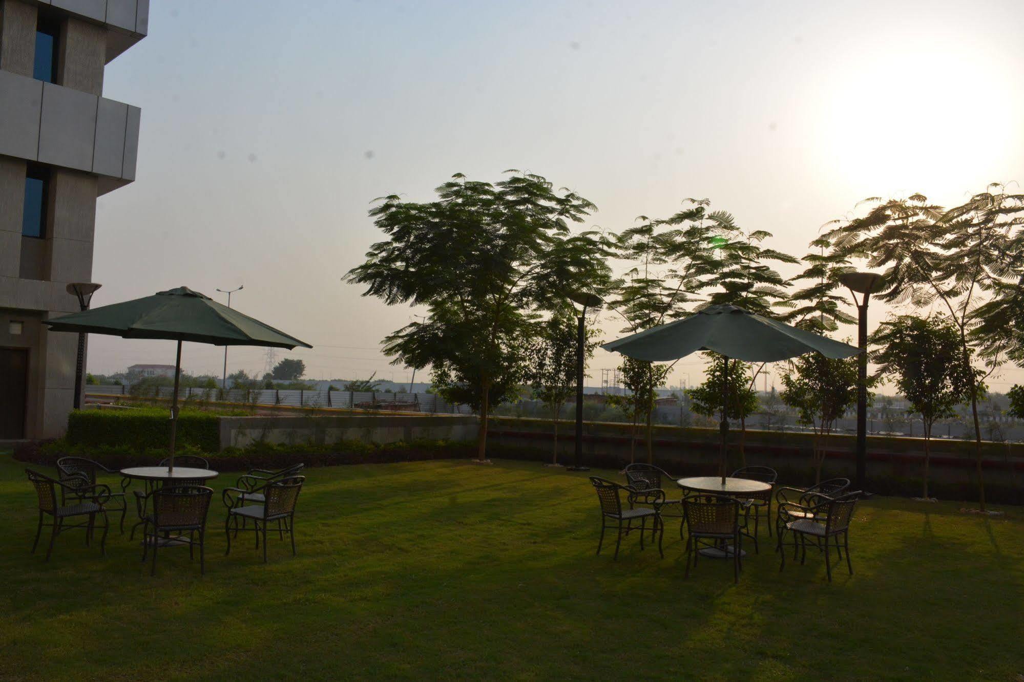 Hide Away Suites Noida Kültér fotó